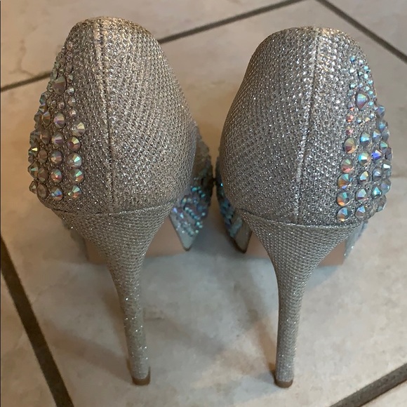Silver size 5 heels - Picture 3 of 5